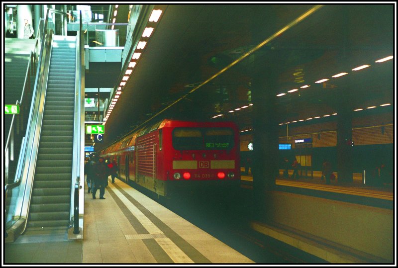 114 039 (ex 112 039) wartet am 30.03.2007 mit dem RE 38444 von Wnsdorf-Waldstadt nach Schwedt(Oder) im Hauptbahnhof Berlin auf die Weiterfahrt.