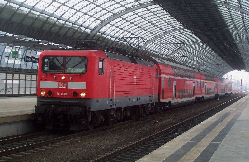 114 039 kommt am 30.01.2006 mit dem RE2 aus Wittenberge in den Bahnhof Berlin Spandau eingefahren. Seite Reise ging weiter nach Cottbus.