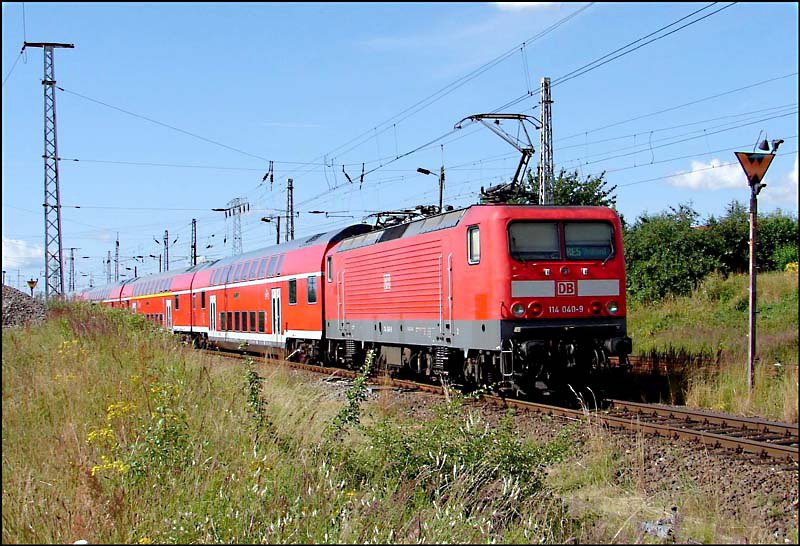 114 040-9 kommt mit dem RE38314 aus Falkenberg. (kurz vor Stralsund am 15.07.06) 
