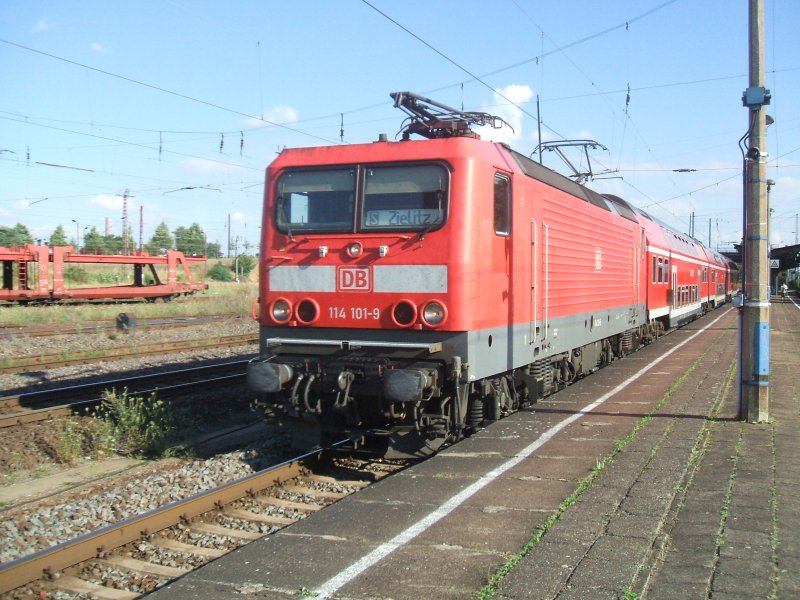 114 101-9 als S-Bahn von Schnebeck-Salzelmen nach Zielitz ber Magdeburg Hbf im MD-Eichenweiler am 05.08.08