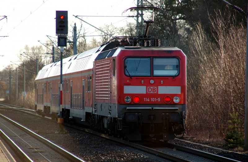 114 101 schiebt am 17.03.09 ihre RB nach Leipzig Hbf.