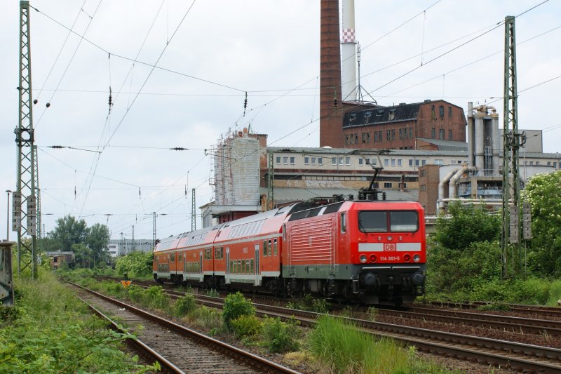 114 301-5 mit ihren RE von Leipzig nach Magdeburg am 22.05.2009 bei Dessau