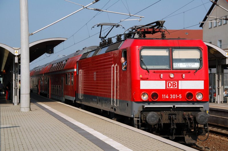 114 301 steht mit einem RE nach Leipzig Hbf im Bahnhof Bitterfeld.