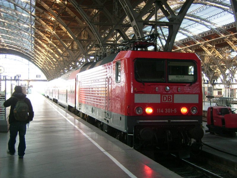 114 301 steht mit einer RE-Garnitur im Leipziger Hbf, die sie zuvor aus Magdeburg gebracht hatte. Fotografiert am 13.09.08.