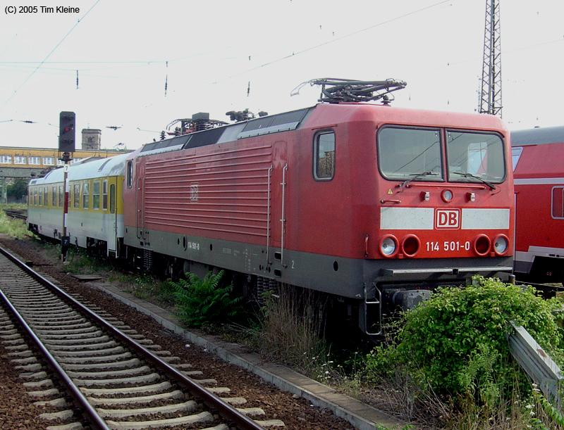 114 501-0 (ex 755 025) steht am 18.07.2005 an ihrem ersten Tag mit der neuen Nummer abgestellt in Halle(Saale) Hbf.