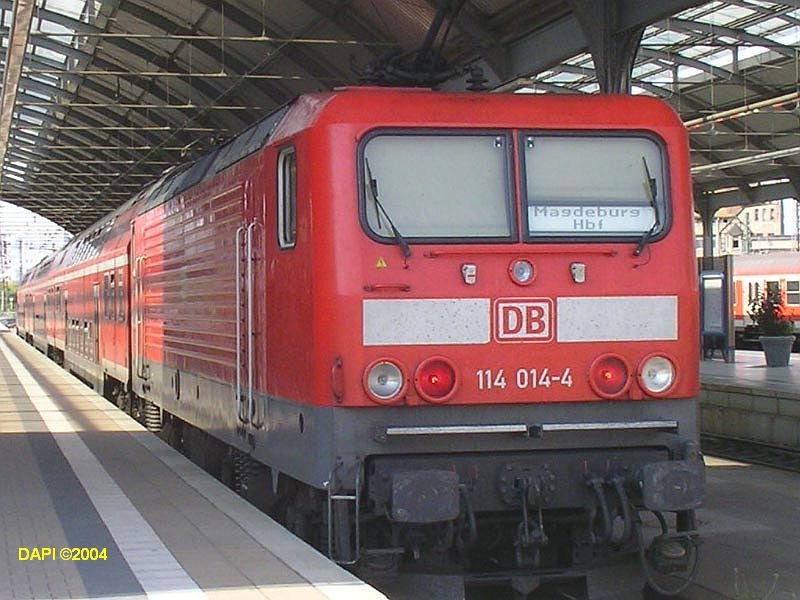114014 steht mit einem RE in Halle(S)Hbf. Der Zug fhrt nach Magdeburg.