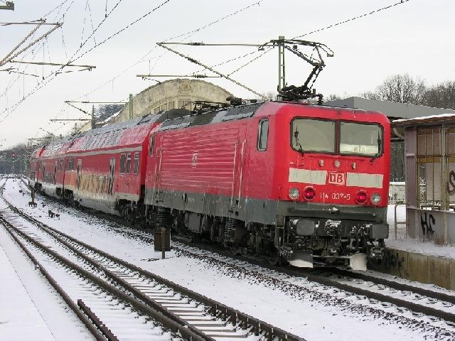 114037 mit RB nach Golm in Potsdam Park Sanssouci im Februar 2005. Im Hintergrund der neue Kaiserbahnhof. Die Weiche ist einer 1200er in berhhung am Bahnsteig. 