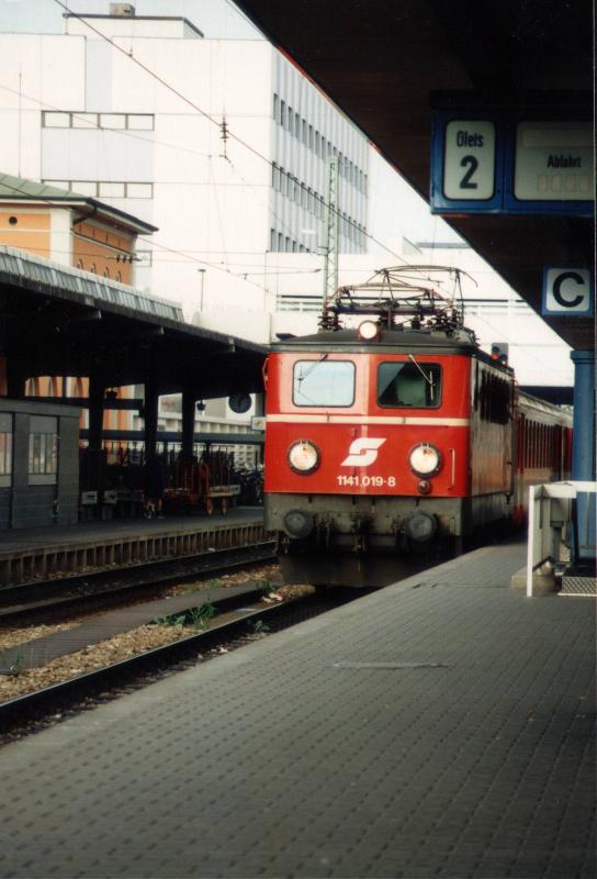 1141 019-8 im Juni 1994 im Bahnhof Salzburg.