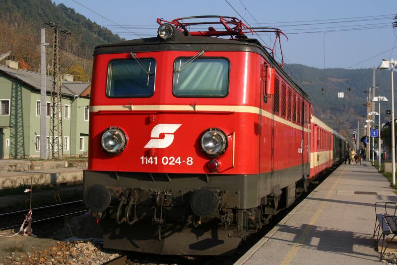 1141 024-8 mit dem  Erlebniszug Zauberberge  von Wiener Neustadt-Mrzzuschlag im Bahnhof Payerbach-Reichenau. (1.11.2005)