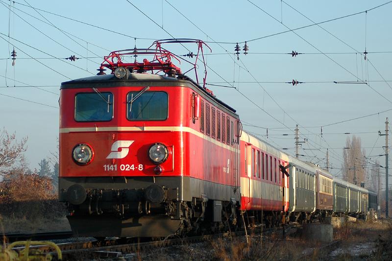 1141 024 bespannt am 4.12.2005 den Erlebniszug Zauberberge (Wien-M�rzzuschlag. Am Foto befindet sich der Zug kurz vor der Durchfahrt in Atzgersdorf-Mauer