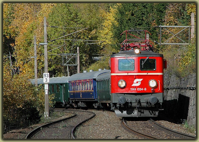 1141 024 mit dem Erlebniszug Zauberberge E 1968 von Mrzzuschlag nach Wiener Neustadt am 26.10.2006 kurz vor der Haltestelle Klamm-Schottwien in Kreuzberg.