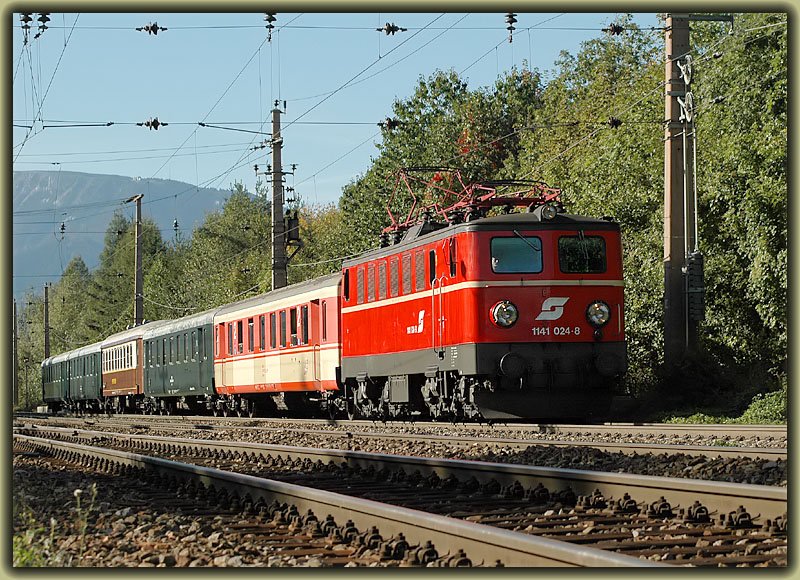 1141 024 mit dem Erlebniszug Zauberberge am 8.10.2006 als E 1959 von Wiener Neustadt nach Mrzzuschlag beim Halt in Eichberg.