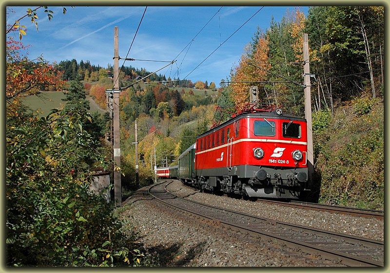 1141 024 mit dem Erlebniszug Zauberberge bei der Fahrt von Mrzzuschlag nach Wiener Neustadt im Bereich Kreuzberg kurz vor der Haltestelle Klamm-Schottwien am Semmering, aufgenommen am 26.10.2006.