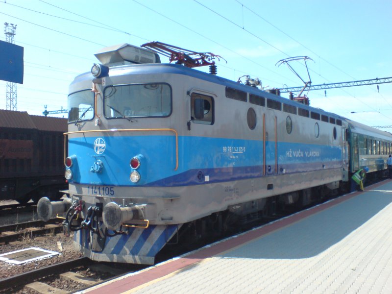1141.105 mit Schnellzug Maestral aus Zagreb kommend im ungarischen Grenzbahnhof Gyekenyes am 18.8.09.Erster Waggon ist der russische Schlafwagen nach Moskau,Freitags allerdings von der ukrainischen Bahn nur bis Kiev.