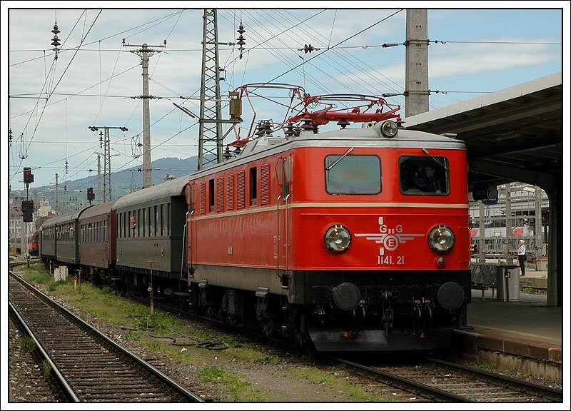 1141.21 der GEG (sterr. Gesellschaft f. Eisenbahngeschichte) bespannte am 19.5.2007 den Sonderzug E 16281 von Linz nach Graz. Auch dieser Zug wurde in der Folge durch GKB 1700.1 auf den Graz-Kflacher Bahnhof berstellt. (Einfahrt Graz Hbf.)
