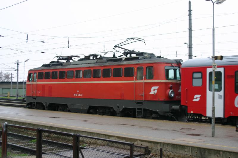 1142 535-2 mit einem Regionalzug im Bahnhof Tulln. (17.4.2006)