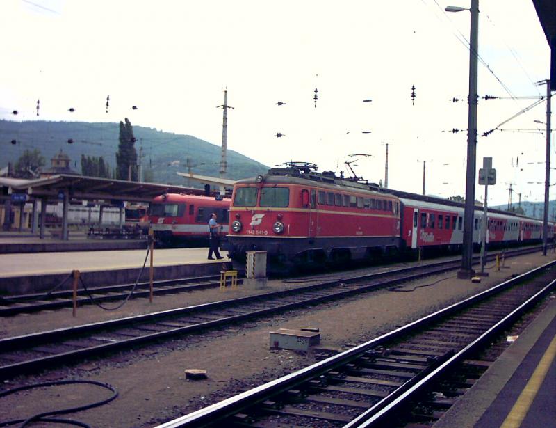 1142 541-0 mit CityShuttle im Grazer Hauptbahnhof
(dahinter 4010)

Juli 2003