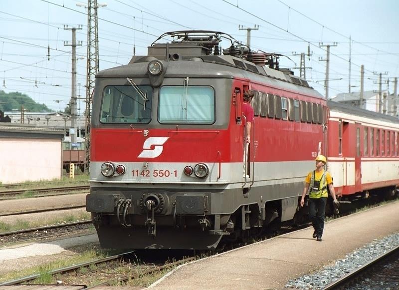 1142-550 im Bahnhof Attnang-Puchheim im Mai 2003