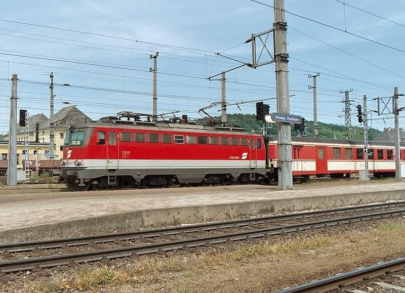 1142-550 bei der Einfahrt in den Bahnhof Attnang-Puchheim im Mai 2003