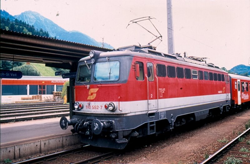 1142 552-7 mit Regionalzug in Schwarzach St. Veit