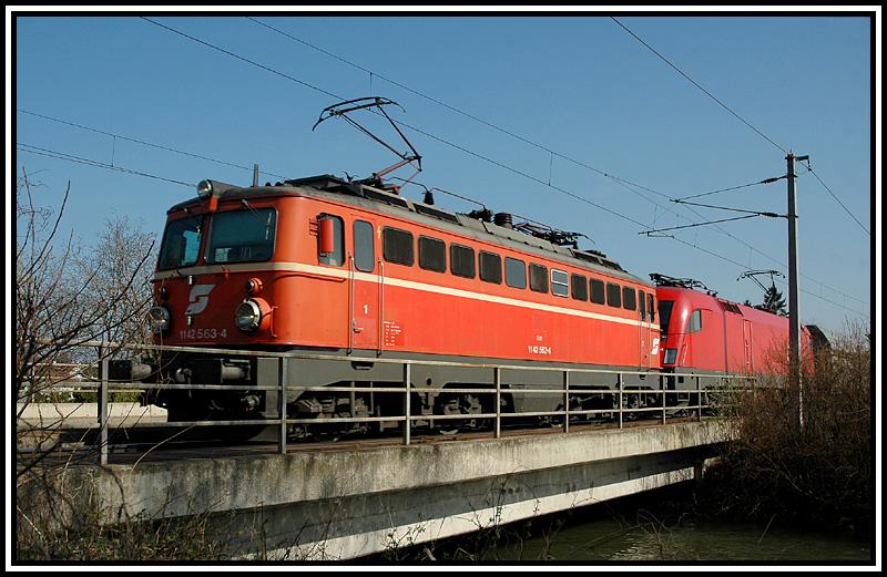 1142 563 als Vorspann vor einem Kohlezug bei der Durchfahrt in Pottendorf-Landegg am 15.4.2006