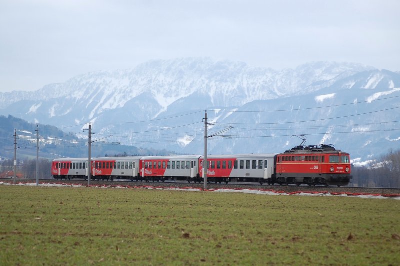 1142 566 war am 25.03.2009 mit dem R3956 zwischen Nussbach
und Wartberg/Kr.unterwegs.