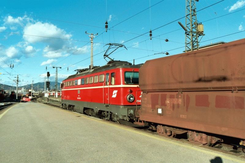 1142-570 in Graz HBF am 10.11.2002 - Gesamtansicht