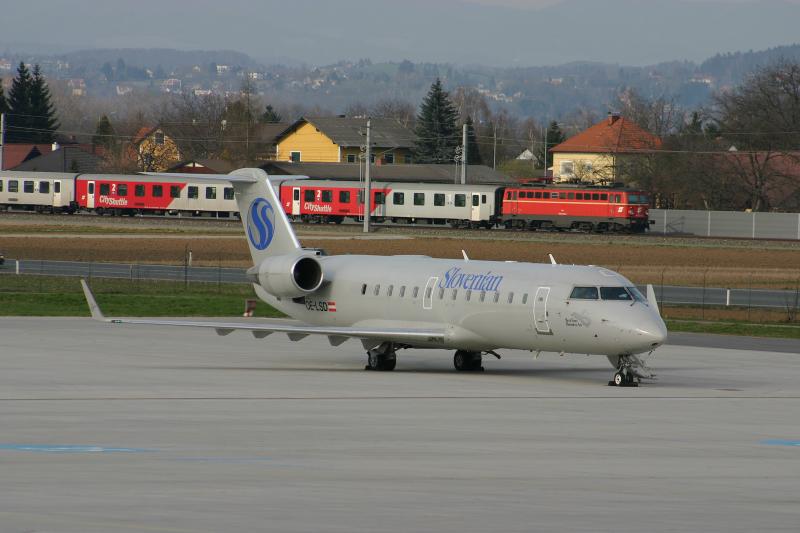 1142 572-1 mit einem Regionalzug in der Nhe des Flughafens Graz. (1.4.2006)