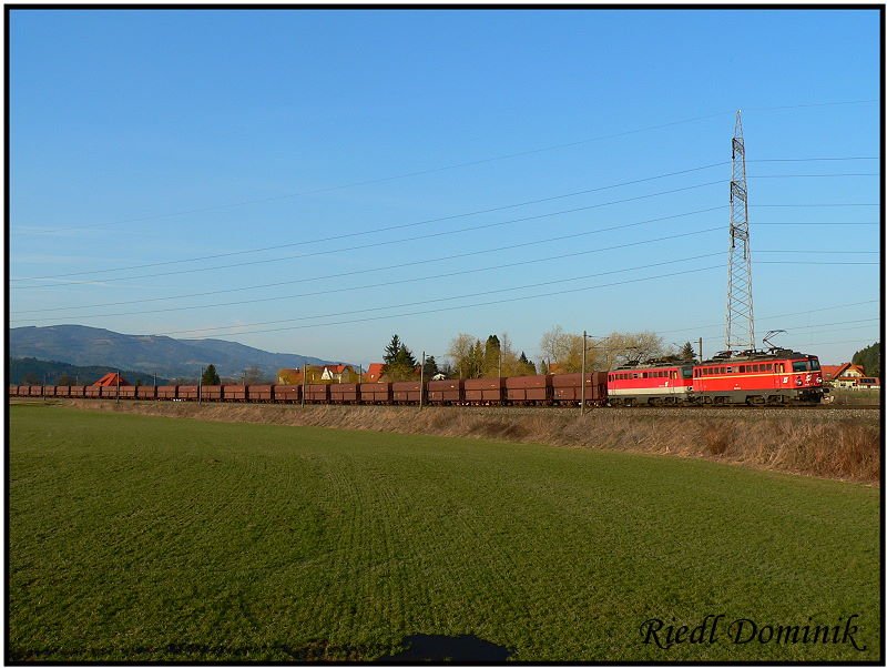 1142 572 und 1142 618 fahren mit ihrem leeren Erzzug in den Bahnhof Knittelfeld ein. 30.03.2008