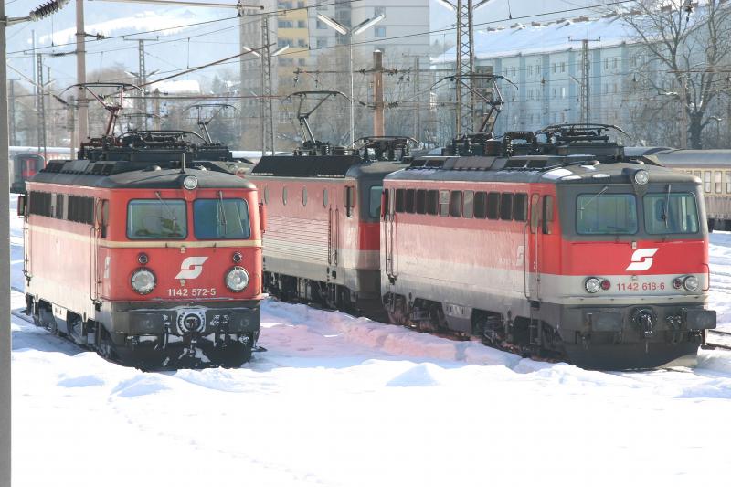 1142 572-5 und ihre Schwestermaschine 1142 618-6 warten im winterlichen Mrzzuschlag auf ihren nchsten Einsatz. (5.2.2006)