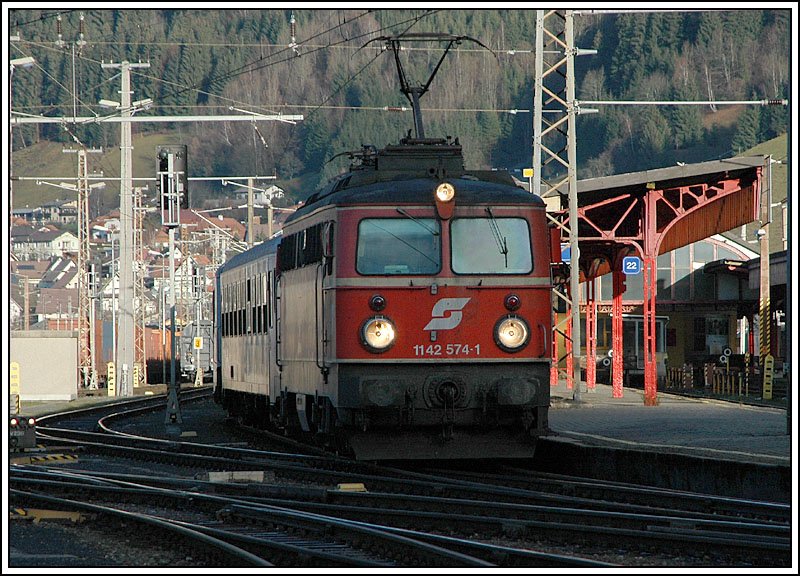 1142 574 mit Altlack am 7.12.2006 bei der Ausfahrt aus Selztal mit dem R 4483 nach St. Michael in der Obersteiermark.