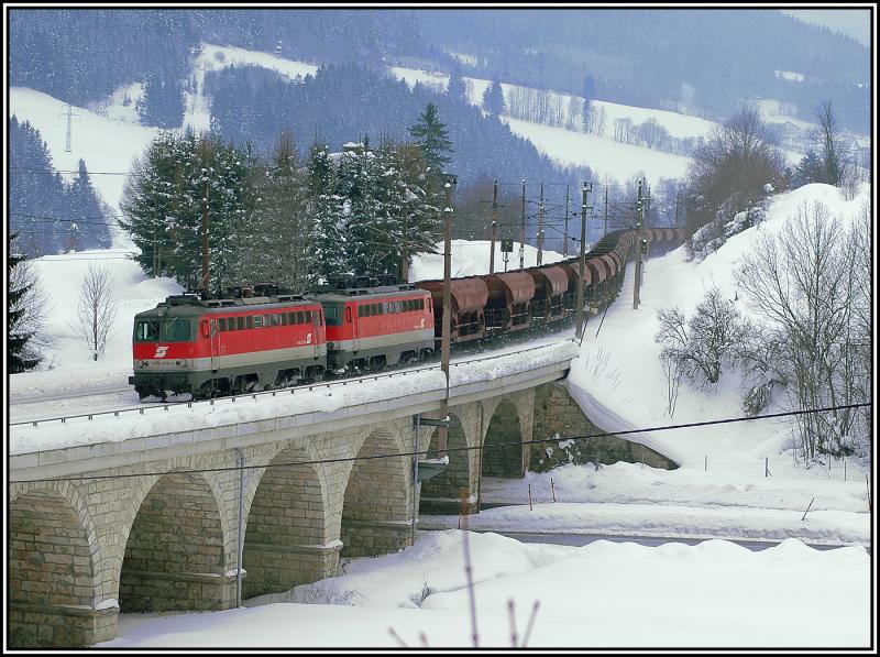 1142 579 und 1142 664 ziehen am 6.1.2006 einen Leerzug von Mrzzuschlag kommend Richtung Semmering.