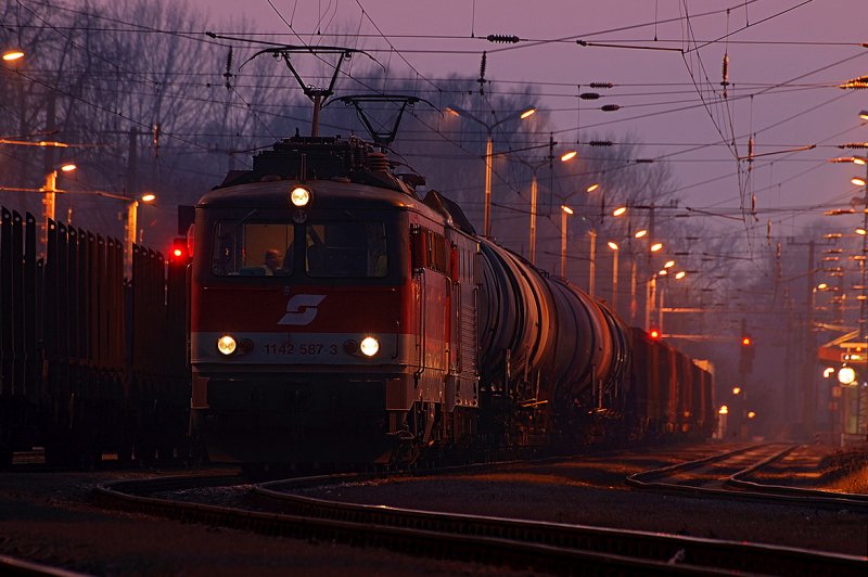 1142 587 und 1144 270 warten auf die Abfahrt Richtung Wien im Bahnhof Stockerau. Das Foto entstand am 20.12.2008.