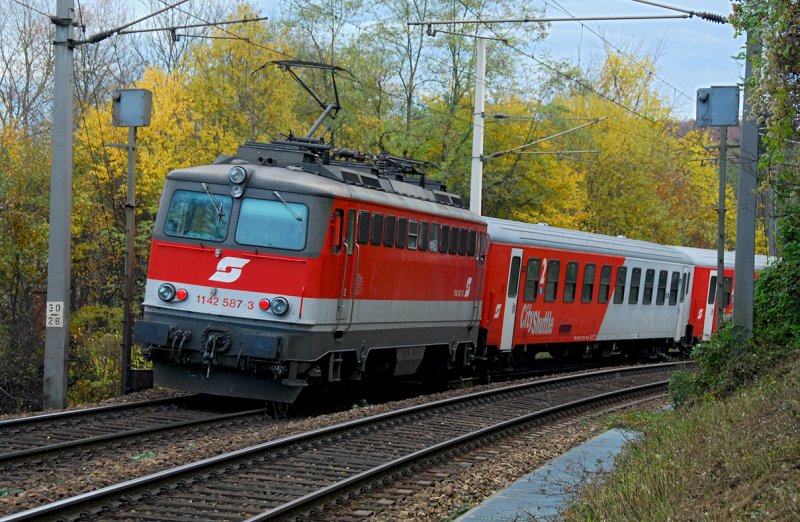 1142 587 schiebt den R2027 von St. Poelten Hbf. nach Wien Westbahnhof. Das Foto enstand im Wienerwald, kurz vor Eichgraben-Altlengbach am 31.10.2008.