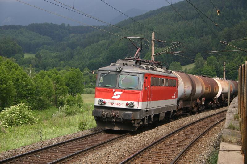 1142 590-7 leistet einem Kesselwagenzug Nachschubhilfe bei der Bergfahrt zum Semmering. Hier bei der Ausfahrt in Gloggnitz. (12.6.2005)