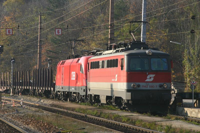1142 590-7 und eine  Taurus  ziehen einen vom Semmering talwrts fahrenden Gterzug durch den Bahnhof in Payerbach-Reichenau. (1.11.2005)