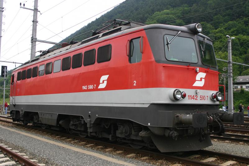 1142 590-7 wartet in Gloggnitz auf ihren nchsten Einsatz. (12.6.2005)