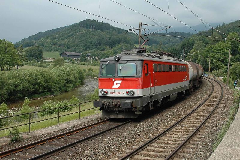 1142 590 leistet 1044 003 mit ihrem Kesselwagenzug Nachschub ber den Semmering (12.6.2005)