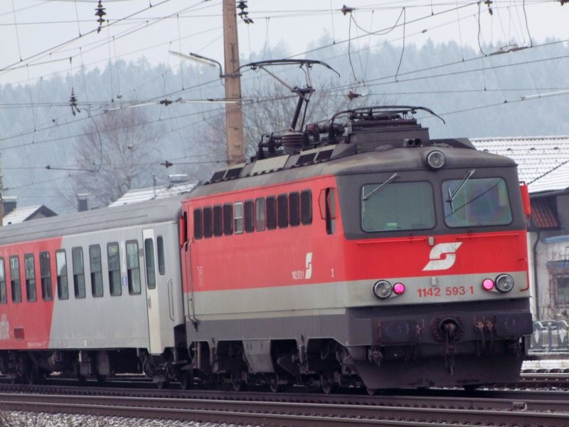 1142 593-1 schiebt R3064 aus dem Bhf. Redl-Zipf Richtung Salzuburg; 090103