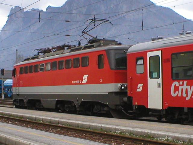 1142 598-0 mit E 3417 Bahnhof Ebensee ausfahrend