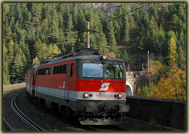 1142 605 leistet einer 1116 Vorspann ber den Semmering. Foto vom 26.10.2006, aufgenommen bei der Kalten Rinne, dem hchsten Viadukt der Semmeringstrecke.