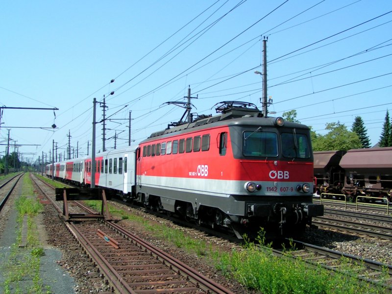 1142 607-9 erreicht mit R3015 Bhf. Marchtrenk; 090525