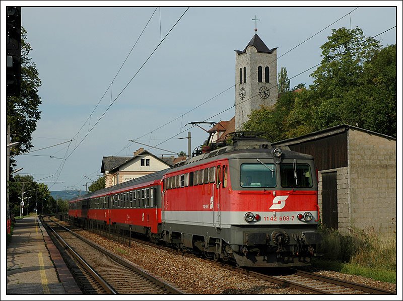 1142 608 bespannte am 18.8.2007 den ER 2116  Silva Nortica  von Wien Franz Josefs Bahnhof nach Gmnd in Niedersterreich. Die Aufnahme entstand bei der Durchfahrt in Greifenstein-Altenberg.