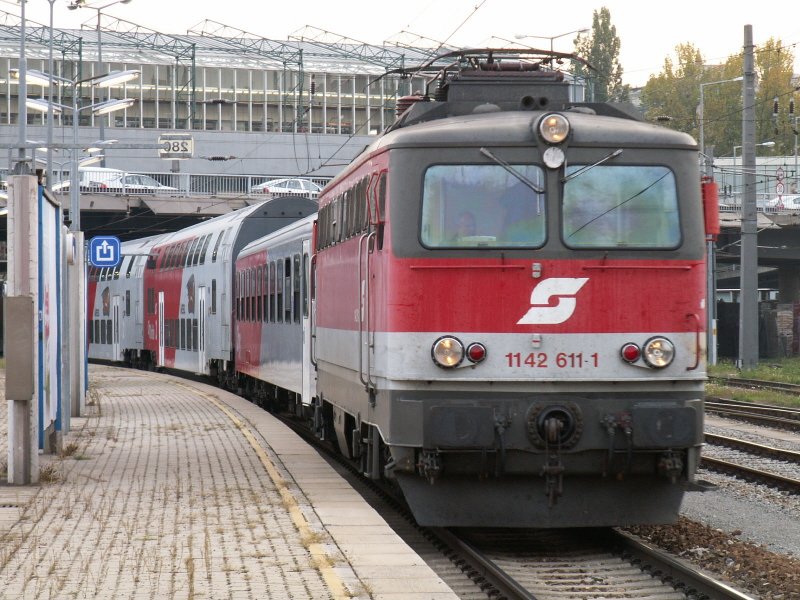 1142 611 verlsst mit einem REX Wien-Spittelau (2.10.2007)