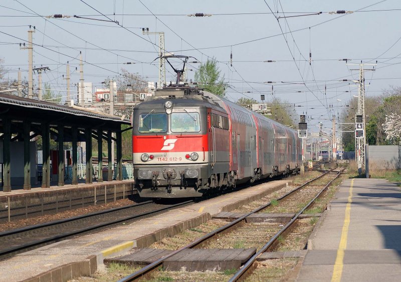 1142 612 wird mit REX1637 in wenigen Minuten den Zugendbahnhof Wien West erreichen. Wien Penzing, 14.04.2009 