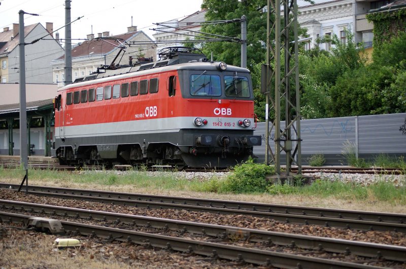 1142 615 fhrt als Lokzug ber die Vorortelinie nach Wien Franz-Josefs-Bahnhof. Wien Penzing, 26.05.2009