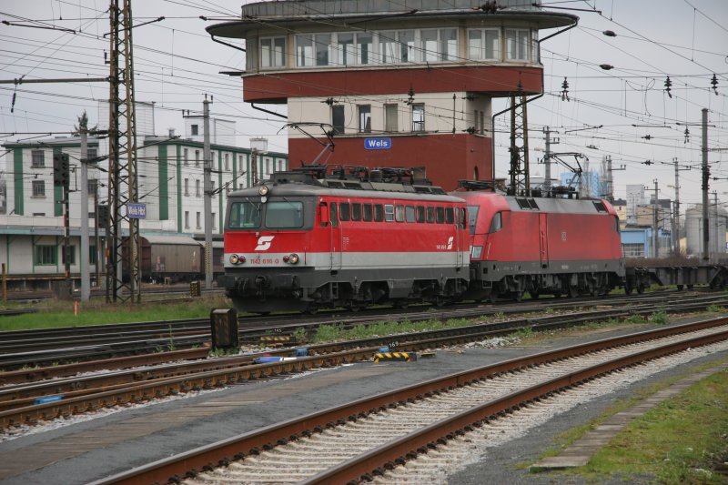 1142 616 + DB 182 013 mit einem Containerzug bei der Einfahrt in den Bahnhof Wels am 24. Mrz 2007. Anscheinend eine planmige Bespannung, welche auch Thomas Aichhorn am 21.Mrz in Wartberg ablichten konnte.