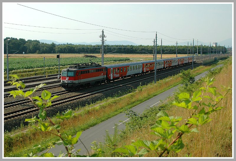 1142 616 mit ihrem E 4027 kurz nach der Durfahrt in Kalsdorf am 5.7.2006.