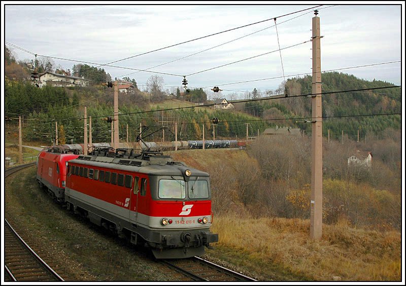 1142 618 leistet einer 1116 mit ihrem Kesselwagenzug Vorspann ber den Semmering von Gloggnitz bis Mrzzuschlag. Die Aufnahme entstand in Klamm-Schottwien am 25.11.2006.