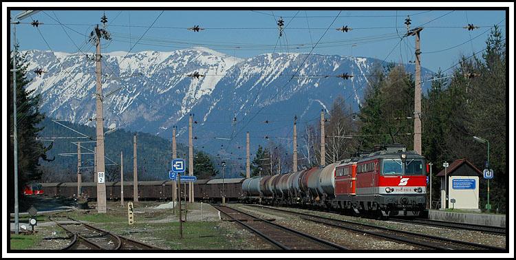 1142 618 leistet einer weiternen 1X42 Vorspann ber den Semmering am 7.4.2006. Die Aufnahme entstand bei der Druchfahrt in Eichberg.